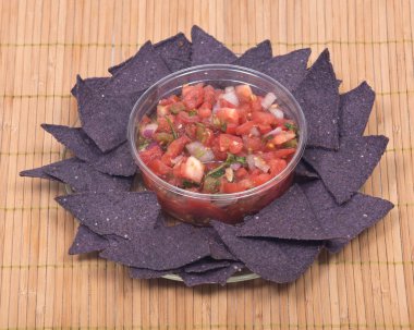 Salsa pico de gallo ve mavi Mısır tortilla cips