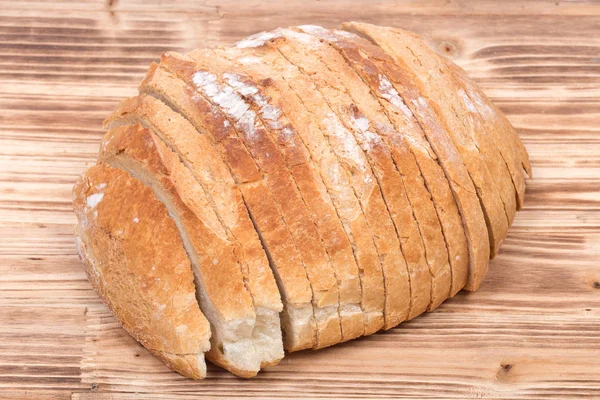 Kérges vidéki stílusú kerek szerves francia kenyér szeletelt — Stock Fotó