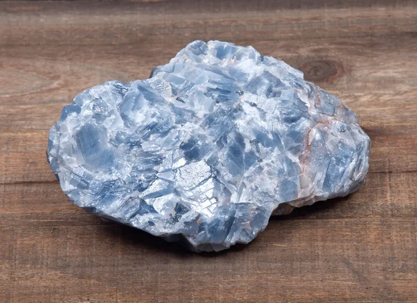 Pezzo naturale di cianite bianca blu grezza — Foto Stock