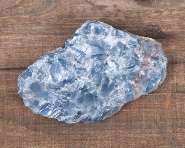 Pezzo naturale di cianite bianca blu grezza — Foto Stock