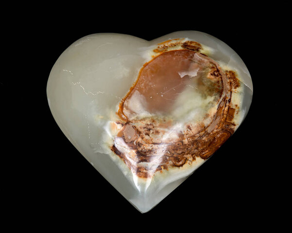 Полированное многоцветное резное ониксовое сердце
