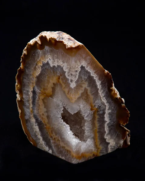 Geodé ágata multicolorido polido parcialmente com centro druzy cristalino — Fotografia de Stock