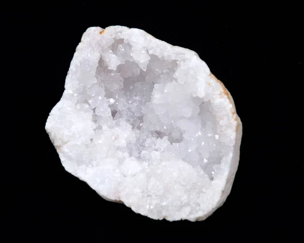 Duidelijke crystal quartz geode met kristallijn druzy center — Stockfoto