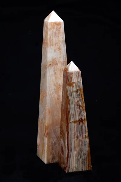 Csiszolt többszínű faragott ónix obeliszk — Stock Fotó