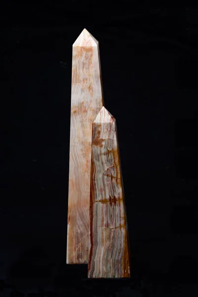 Полірований різьблений різнокольоровий онікс обеліск — стокове фото