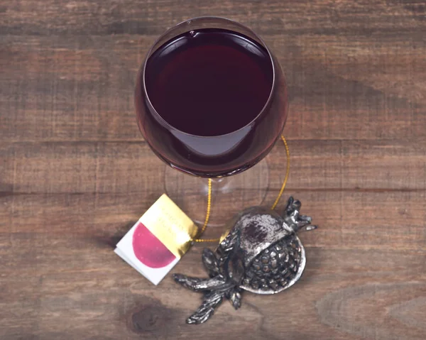 Üveg édes gránátalma borral és gránátalma szombati fém dekoráció — Stock Fotó