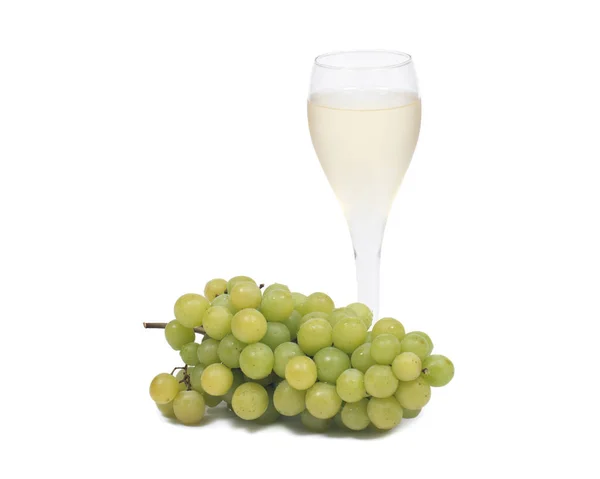 Kieliszek białego wina i dojrzałych ekologicznych zielonych winogron — Zdjęcie stockowe
