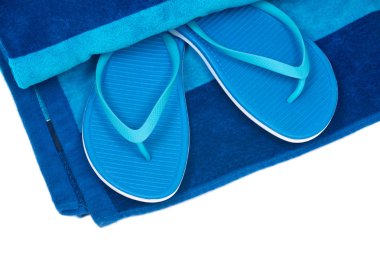 Mavi pamuk plaj havlusu ve flip flop