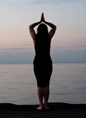 Genç aktif kadın pratik yoga