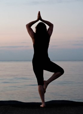 Genç aktif kadın pratik yoga