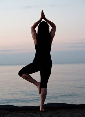 Genç aktif kadın pratik yoga