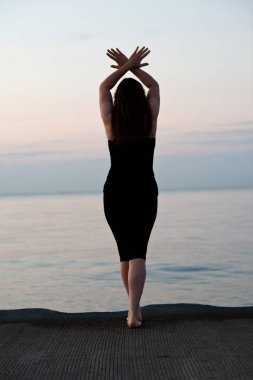 Genç aktif kadın pratik yoga