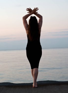 Genç aktif kadın pratik yoga