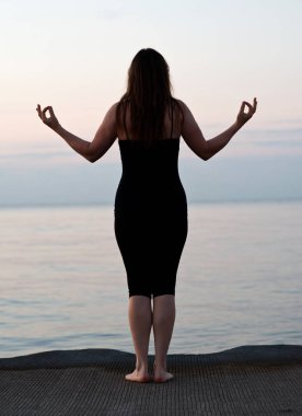 Genç aktif kadın pratik yoga