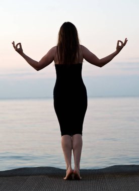 Genç aktif kadın pratik yoga