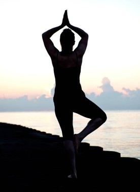 Genç aktif kadın pratik yoga
