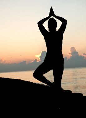 Genç aktif kadın pratik yoga