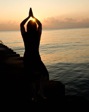 Genç aktif kadın pratik yoga