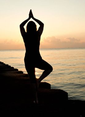 Genç aktif kadın pratik yoga