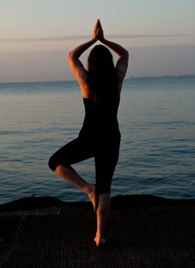 Genç aktif kadın pratik yoga