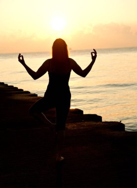 Siluet insan güneş üzerinde avuç içi kadar açık boş ellerle