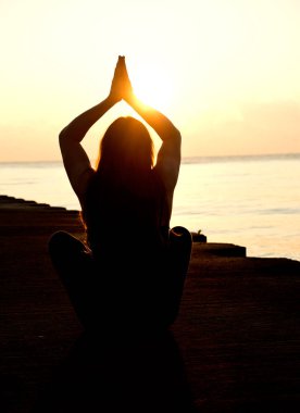 Genç aktif kadın pratik yoga