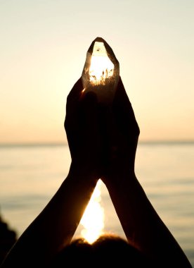 NET kuvars noktası holding genç kadının eller