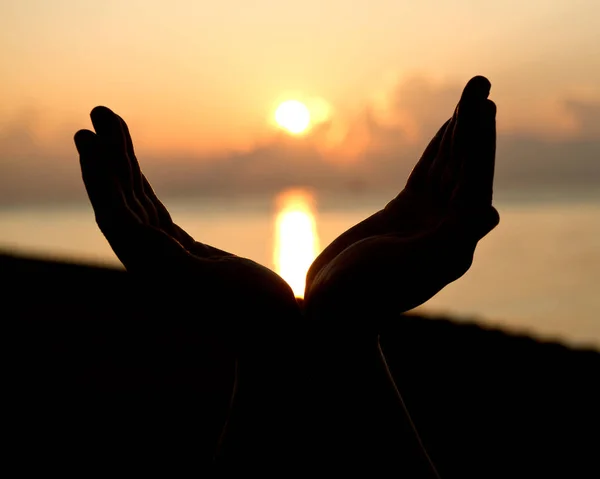 Ανθρώπινη σιλουέτα ανοικτή άδεια χέρια με τις παλάμες μέχρι πάνω από τον ήλιο — Φωτογραφία Αρχείου