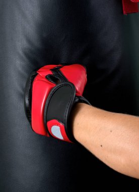 Genç aktif kadın: kardiyo kickboks, kum torbası