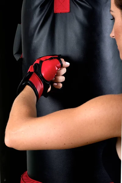 Entrenamiento de mujer activa joven: kickboxing cardio, saco de boxeo — Foto de Stock