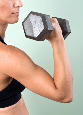 Genç aktif kadın ve onun omuz, sırt ve dayanıklılık egzersiz