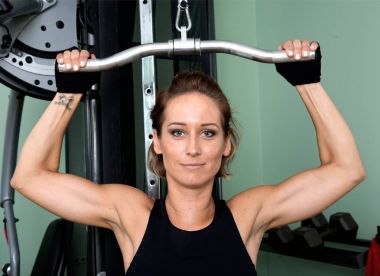 Genç aktif kadın ve onun omuz, sırt ve dayanıklılık egzersiz