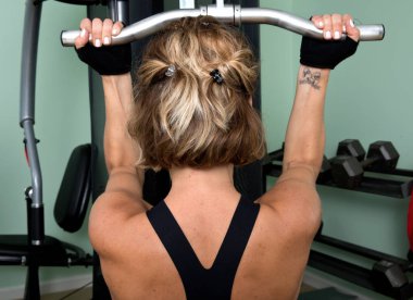 Genç aktif kadın ve onun omuz, sırt ve dayanıklılık egzersiz