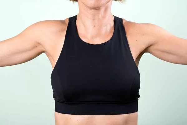Młoda kobieta aktywna i jej ramię, plecy i triceps trening — Zdjęcie stockowe