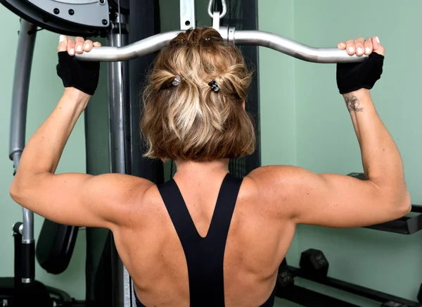 Genç aktif kadın ve onun omuz, sırt ve dayanıklılık egzersiz — Stok fotoğraf