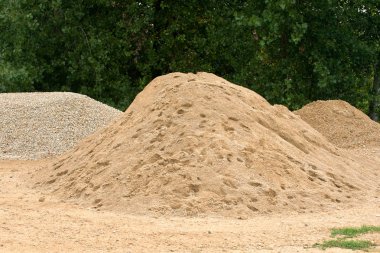 Işık sarı kum yığınları