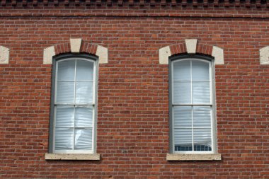 Kırmızı tuğla binada Vintage windows