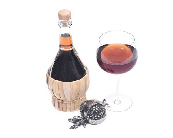 Piros gránátalma bor, üveg- és szalma bor palackban szombati fém díszítéssel — Stock Fotó