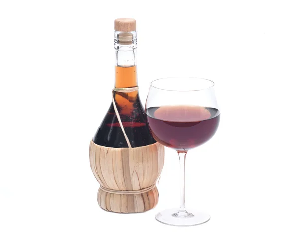 Piros gránátalma bor az üveg és a szalma bor üveg — Stock Fotó