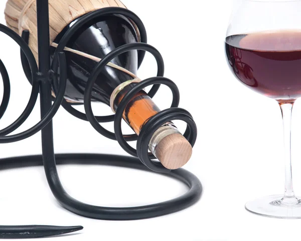 Piros gránátalma bor, szalma borosüveg és vas borosüveg tartó — Stock Fotó