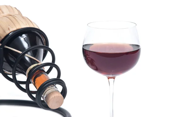 Piros gránátalma bor, szalma borosüveg és vas borosüveg tartó — Stock Fotó