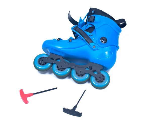 Patins à roulettes bleus avec clé à molette — Photo