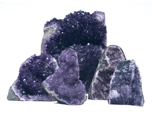 紫水晶德鲁 geode 生产的集合 — 图库照片