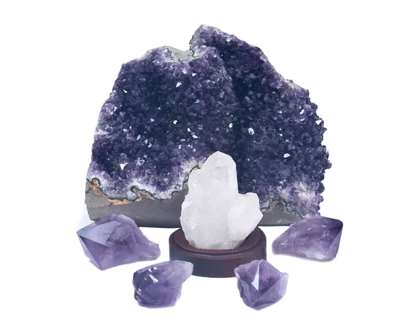 Klarer Quarzhaufen, umgeben von lila Amethyst Druse Geode und Amethyst Punkten — Stockfoto