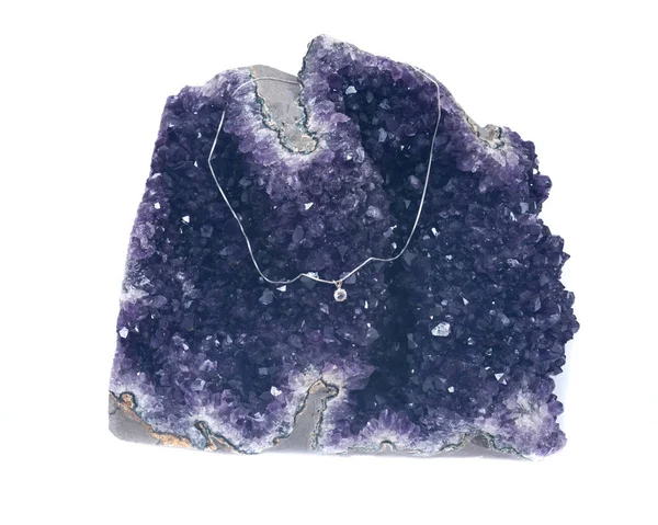 Kristallanhänger an Silberkette präsentiert auf Amethyst-Geode — Stockfoto