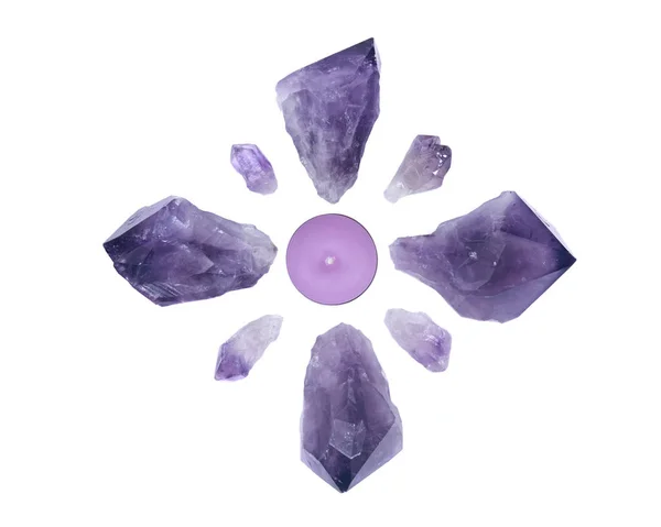 Lavendel thee licht omgeven door amethyst punten — Stockfoto