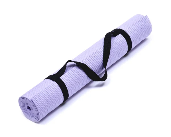 薰衣草滚动瑜伽垫 黑色方便携带表带在白色背景上隔离 — 图库照片