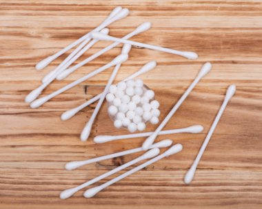 Organik çift sonunda pamuk kulak ve makyaj temizleme bezi, tomurcukları ahşap antika arka plan üzerinde