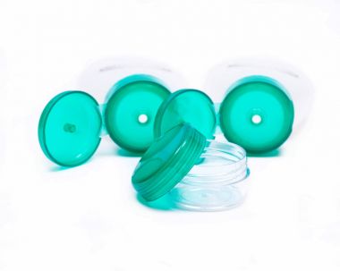 Boyutu küçük plastik yeşil kapakları kapları ile seyahat 