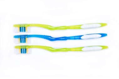 Beyaz arka plan üzerinde izole renkli plastik diş fırçası